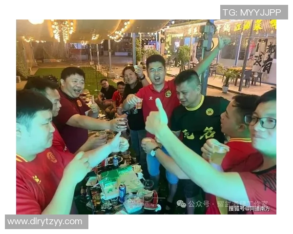 球迷在比赛日现场求婚，现场掌声不断