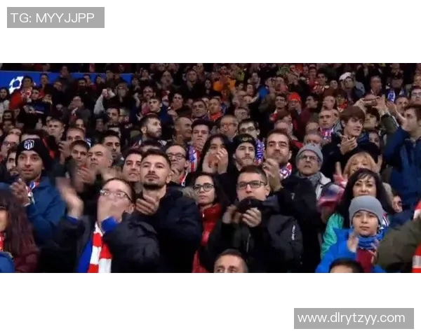 球迷在看台上表白成功，现场掌声雷动