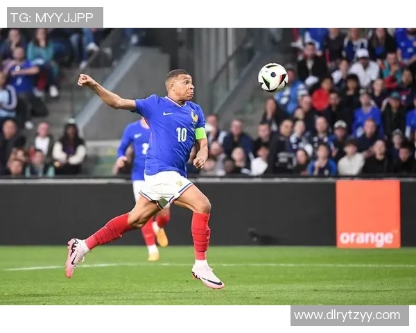 姆巴佩举动引发热议球迷炸锅纷纷讨论其未来走向 姆巴佩举动引发热议球迷炸锅纷纷讨论其未来走向