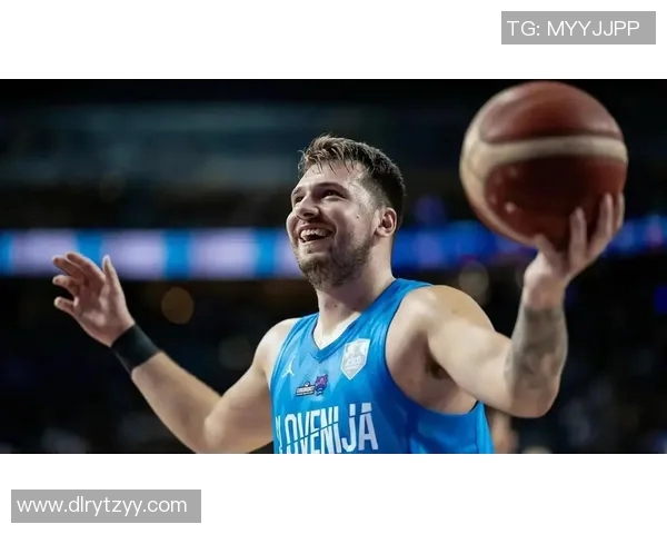 东契奇赛场小动作引发广泛热议 球迷热衷讨论其场上细节表现